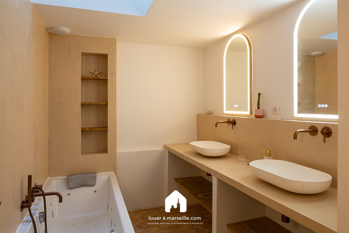 House / Villa � Marseille - photo 8